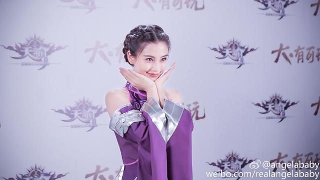 Angelababy卖萌:猜我在哪个服?