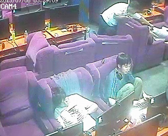 男子网吧偷手机警察根据两年没换衣服将其抓获