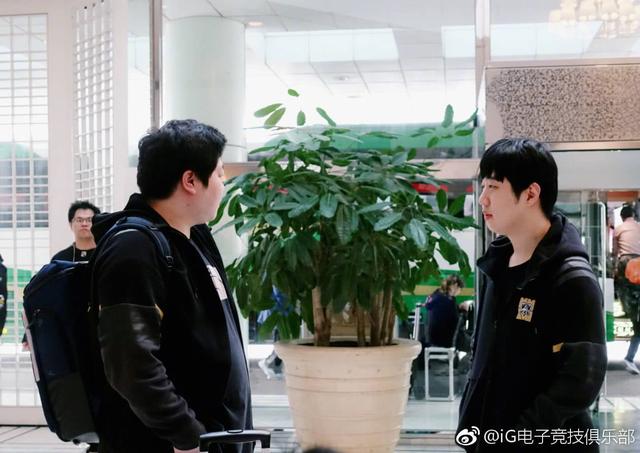 IG顺利抵达半决赛场地 JackeyLove外套网友瞩
