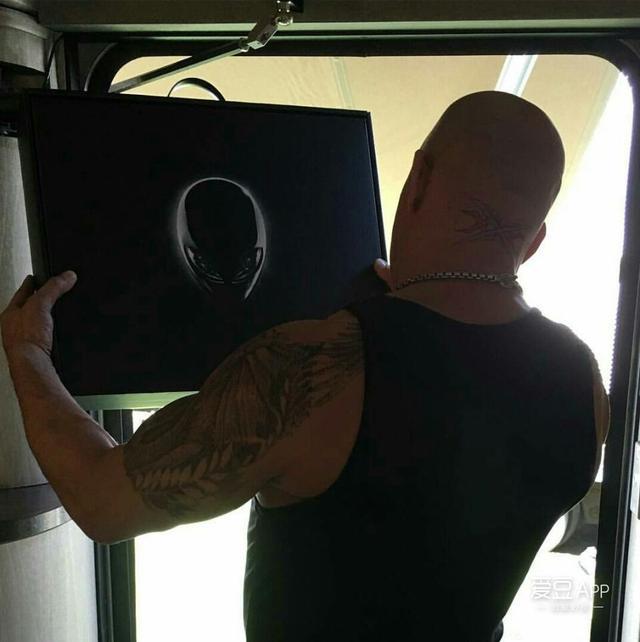 吴亦凡带神秘男子网吧打游戏 事后还赠送超高