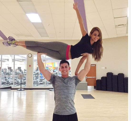 墨西哥美女天气主播被美国游戏玩家追到手