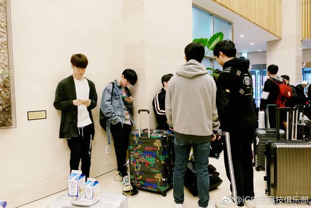 IG顺利抵达半决赛场地 JackeyLove外套网友瞩