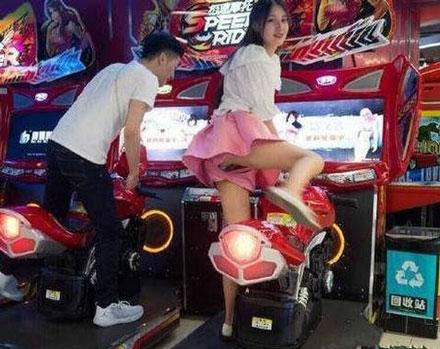 大玩家：网吧最强者！不光有陪玩、陪睡，还有妹子给洗脚？