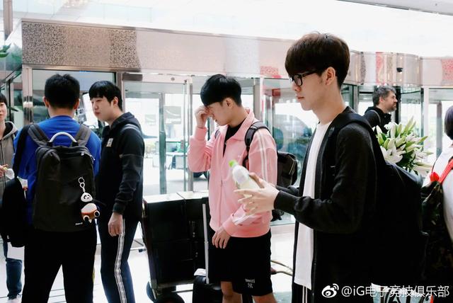 IG顺利抵达半决赛场地 JackeyLove外套网友瞩