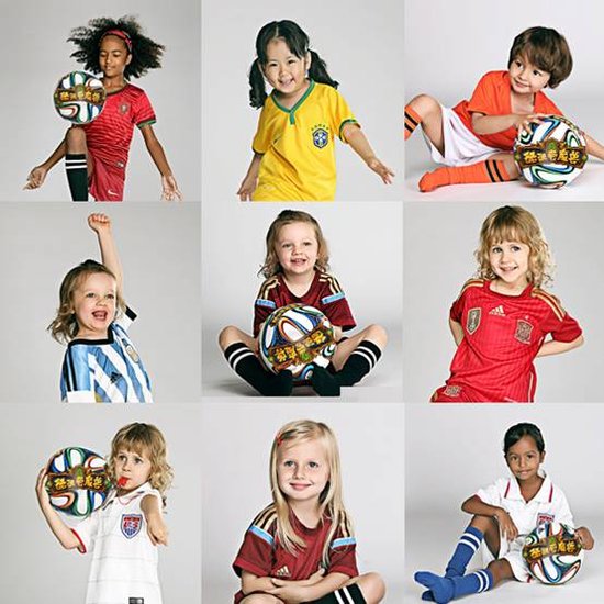 球迷玩家庆祝:孩子当模特向世界杯和魔兽致敬