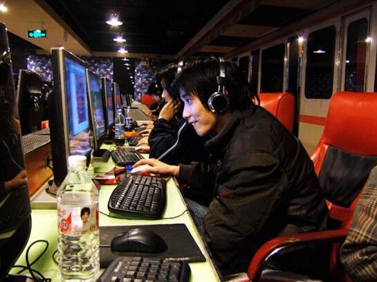 网瘾男子吸毒 网吧内拉民警做粉丝被强制戒毒