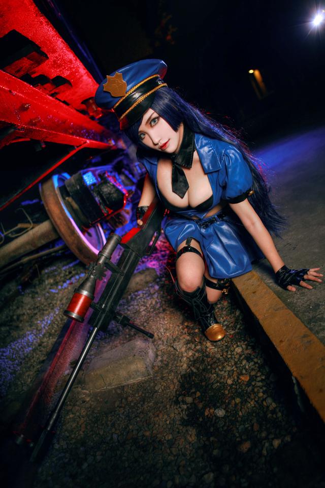 《英雄联盟》<em>皮城女警性感</em>COS 傲人巨乳太吸