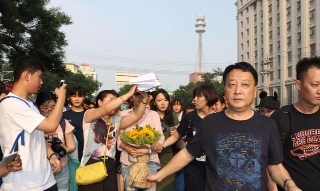 国民闺女 关晓彤参加高考 剧组工作人员穿盔甲