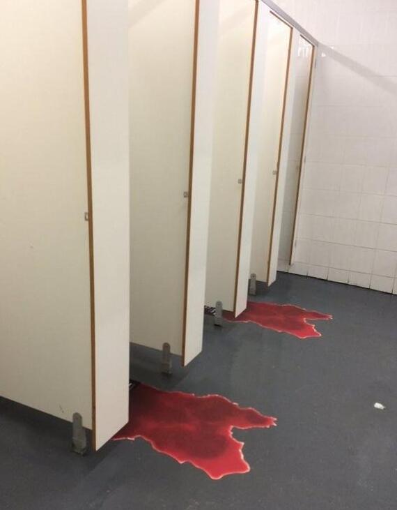 国外女厕所惊现《杀手6》恐怖广告 吓傻过路妹