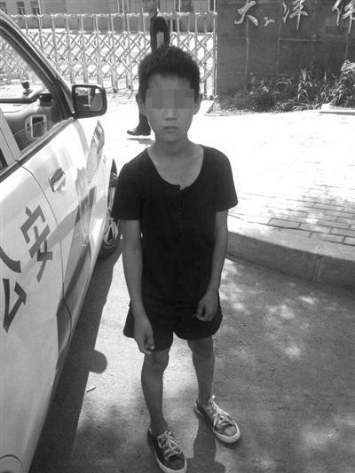 男孩找游戏厅忘记回家路 辅警开车将其送回
