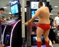 街霸狂人现身游戏场所大跳热舞众人围观