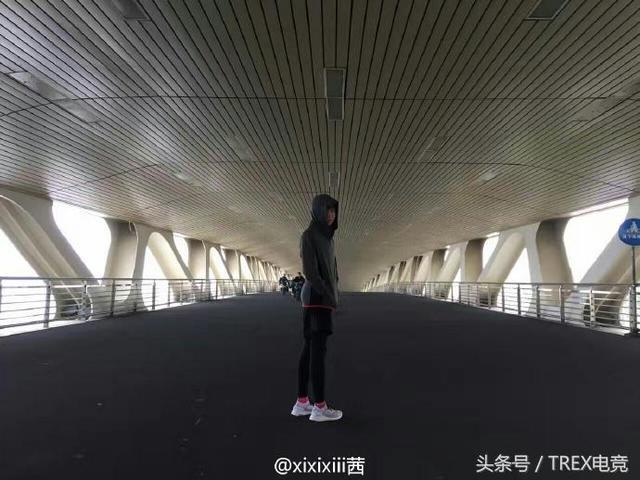 EDG集体化身葬爱家族上线 厂长为革命穿粉