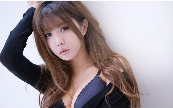 90后娇妻上床女主播沉迷美女不理就看v娇妻的视频小伙鼻涕擤图片