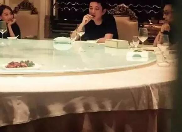 被王思聪签下 男票是首富之子 这位女主播秒杀一切