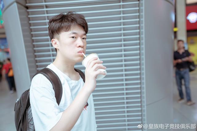 RNG晒软泥怪抵达上海照 小虎短袖霸气(图)