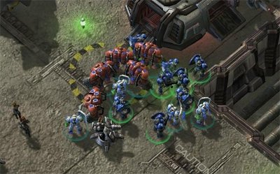 火焰兵(firebat, 红色单位)和医疗兵(medic, 白色单位)