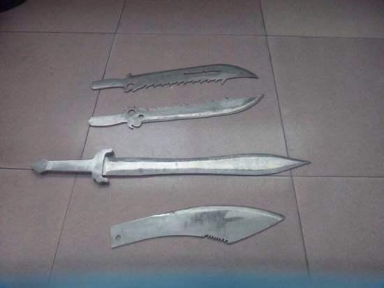 金庸迷自铸屠龙刀 背刀持剑散步街头