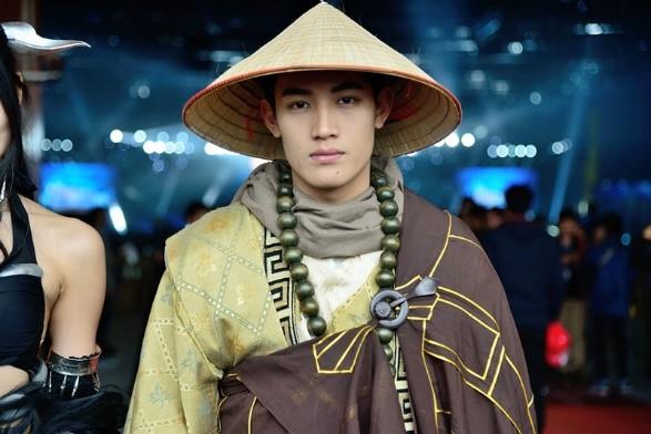 奇葩年终福利 美女暴打三下送年货