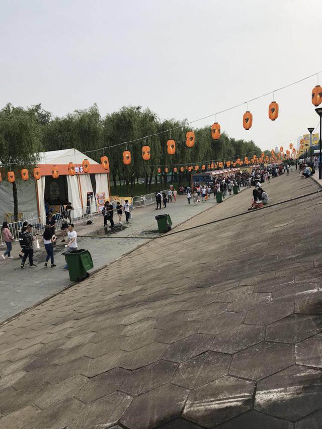 斗鱼直播节迎数十万游客 信号车、警车、医疗