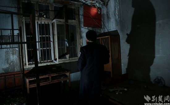 武汉警察用鬼屋练胆 网友:是抓僵尸的节奏