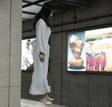 cos盛行 北京地铁1号线惊现白衣女鬼
