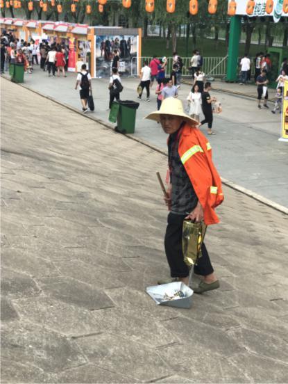 斗鱼直播节迎数十万游客 信号车、警车、医疗