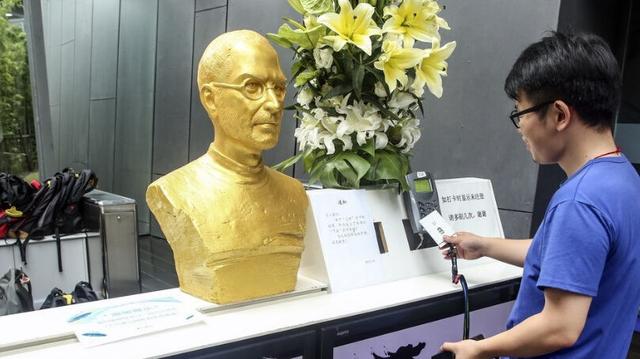 有钱任性!游戏公司供奉纯金乔布斯像