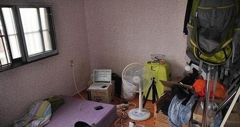 日本网友热议中国女主播房间背景布:情人旅馆吗?