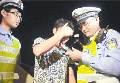 老公酒驾被查 老婆强行坐进警车玩手机游戏