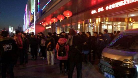 回档:百位模特为王思聪庆生 小智宴请粉丝遭驱