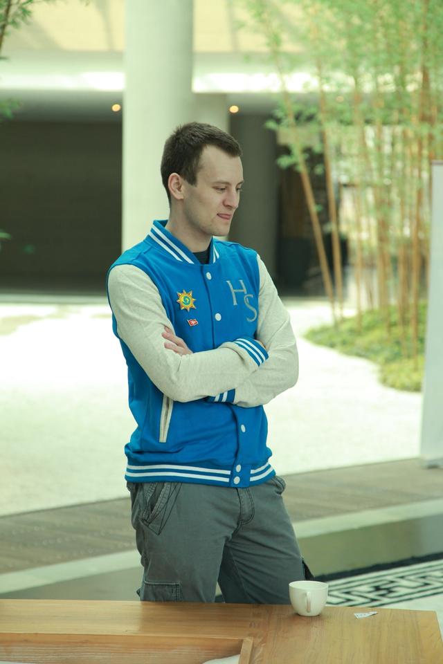 炉石中欧对抗赛双方主力杭州会合 帅气队服惹