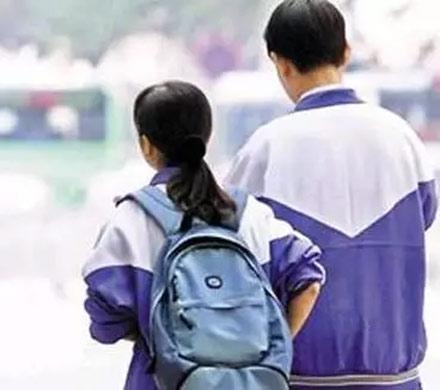 洋葱新闻:惊呆!情侣竟用502胶水把两人粘到一起