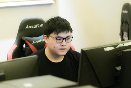 傲风电竞椅力挺RNG 携百城粉丝齐聚S7观赛趴