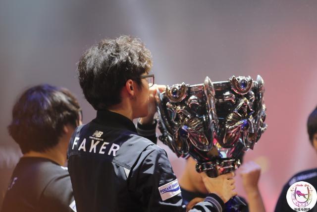 回顾Faker职业生涯:四大成就无人能比!不愧大