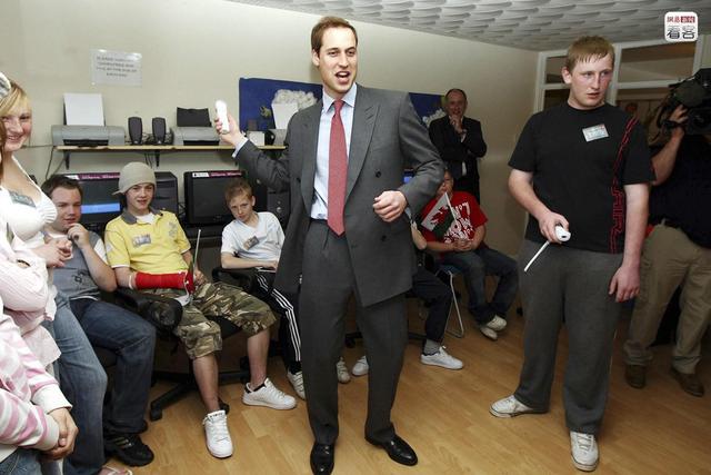 威廉王子在试玩Wii