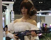 白纱长裙手持枪 西山居性感SG网博会争艳