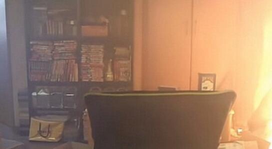 日本网友热议中国女主播房间背景布:情人旅馆吗?