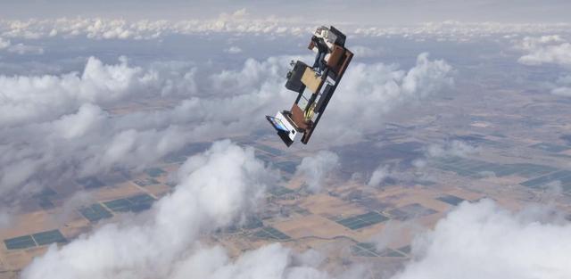 玩家从3000米高空跳伞 边下坠边淡定打游戏