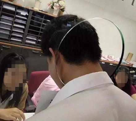 洋葱新闻:看姿势我就知道 这是个爱笑的女孩子
