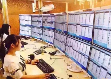 洋葱新闻:看姿势我就知道 这是个爱笑的女孩子