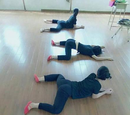 洋葱新闻:看姿势我就知道 这是个爱笑的女孩子