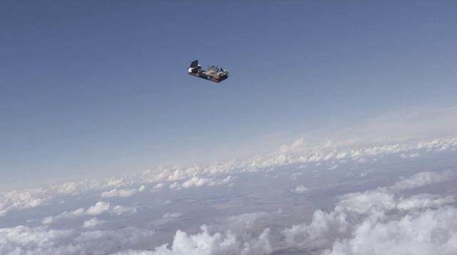 玩家从3000米高空跳伞 边下坠边淡定打游戏