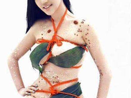 洋葱新闻:看姿势我就知道 这是个爱笑的女孩子