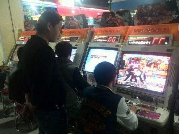 街机厅里沉迷于《拳皇》的玩家