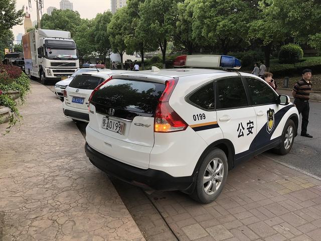 斗鱼直播节迎52万游客 信号车、警车、医疗人