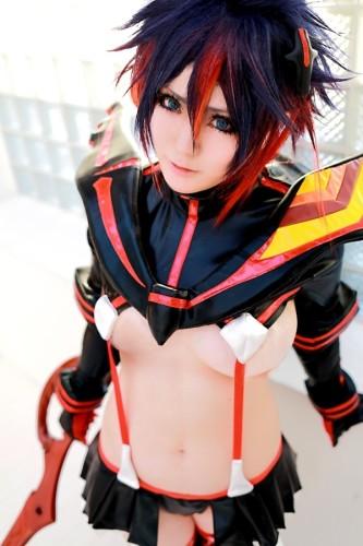 日本coser童颜巨乳比例犯规 沉迷手游氪金无数_游戏