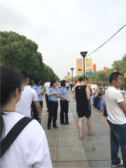 斗鱼直播节迎52万游客 信号车、警车、医疗人