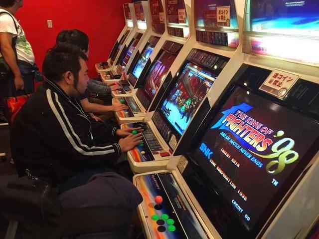 街机厅里沉迷于《拳皇》的玩家