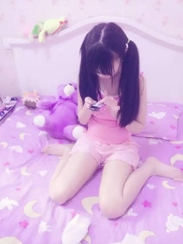 小学生再曝福利自拍:萝莉初长成还是LOL玩家