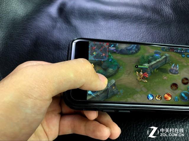 iPhone X玩《王者荣耀》 这视野吓一跳